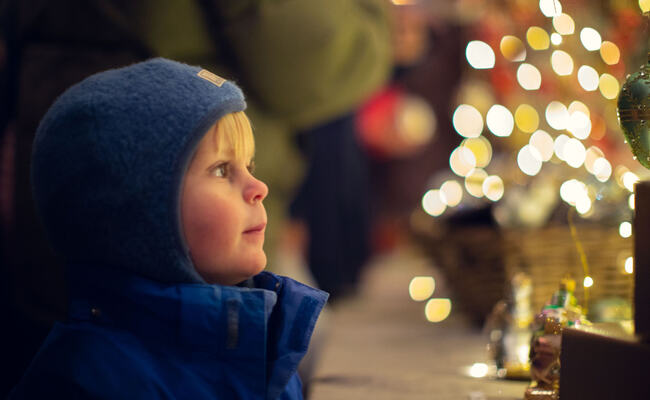 Liten gutt som ser på julelys