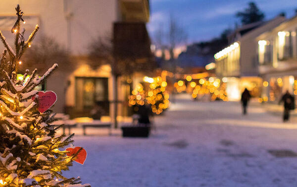 Gågata i Brumunddal med lyssatt juletre i forgrunnen