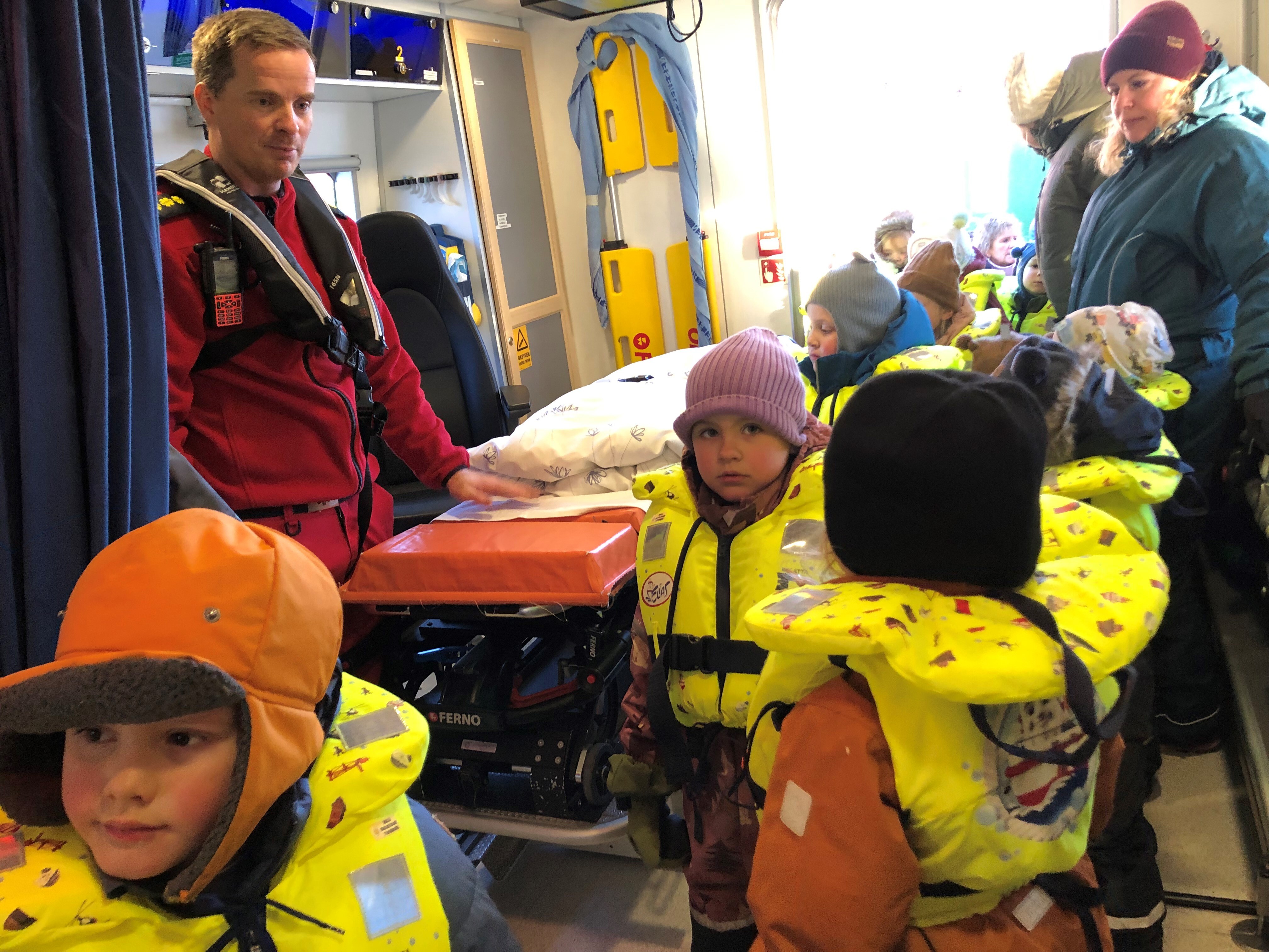 Solli barnehage på besøk hos ambulansebåten Eyr Ytterholmen_hoved