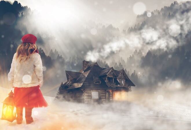 Jente som står med ryggen til og ser mot et hus. Bildet har et magisk lys.