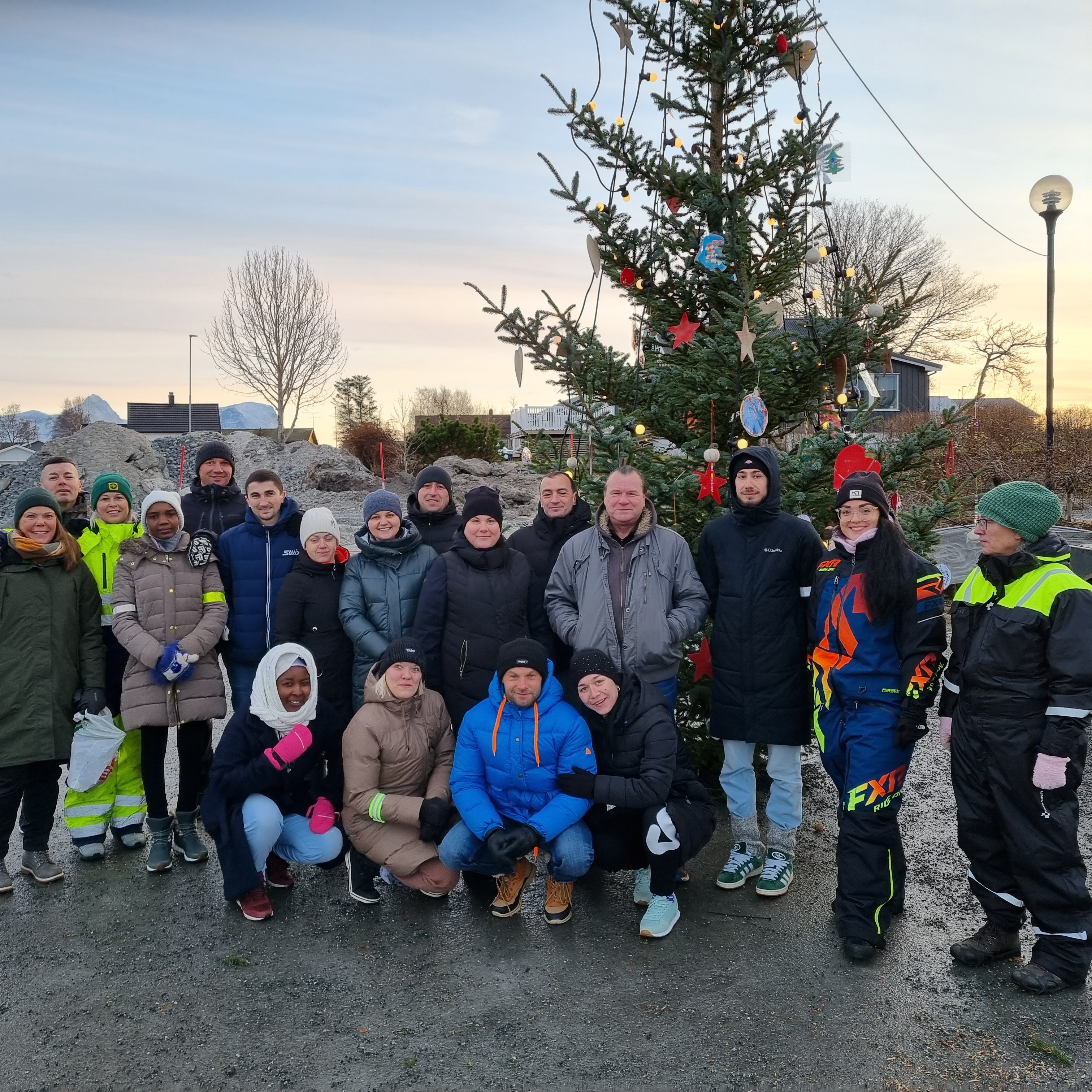Denne herlige gjengen fra voksenopplæringen i Herøy har stått for pyntingen av årets julegran på torget i Herøy.