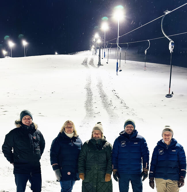 Fra venstre: Kristian Angen fra Longyearbyen Løypelag, Carina Borch Abrahamsen, Silje Jakola Fjeld fra Longyearbyen Løypelag, Ørjan Olsen og Elisabeth Leinan Johannessen fra Svalbard Turn.