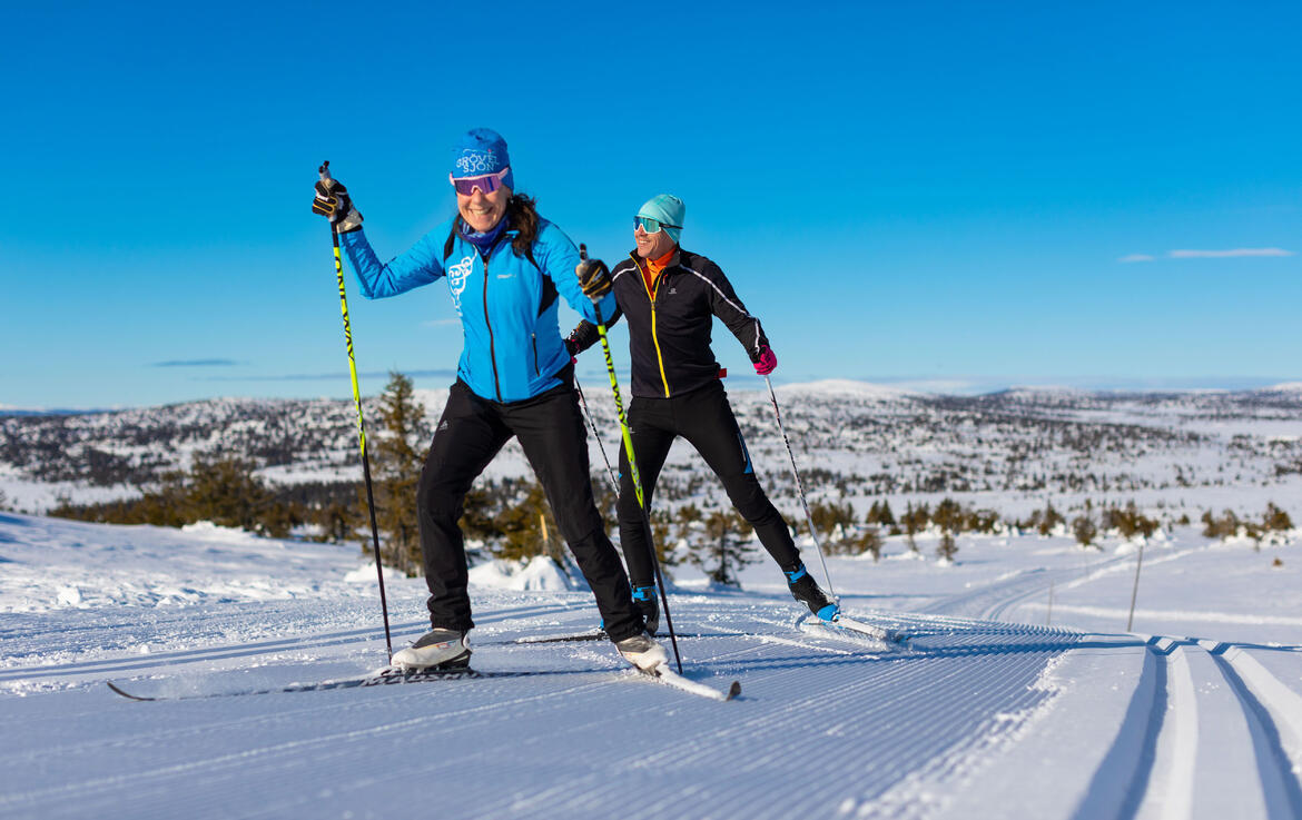 Mann og dame som går på ski