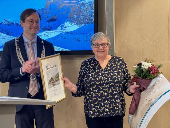 Ordførar Andreas Wollnick Wiese delte ut kulturprisen til Mary Aasen