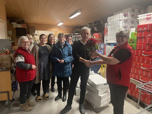 Røde Kors Herøy deler ut julestjerner 2023_hele gjengen