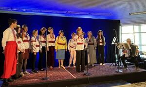 Det ukrainske koret synger i foajeen, Lunner ungdomsskole