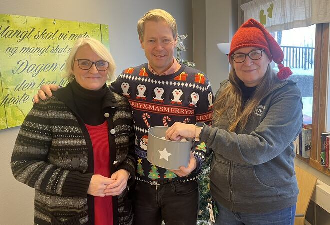 Toril Svendsbråten, Harald Tyrdal og Mona Haugen trekker vinnerne fra årets julekalender.