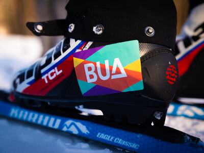 Nærbilde av ski og skistøvel med BUA-logo