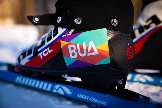 Nærbilde av ski og skistøvel med BUA-logo
