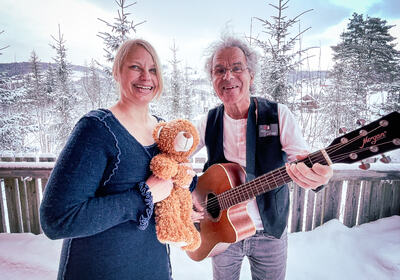 Hogne med gitar og Jane med bamse - snø