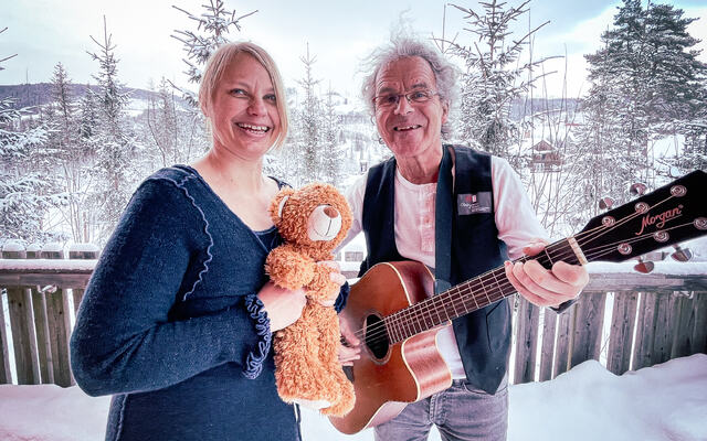 Hogne med gitar og Jane med bamse - snø
