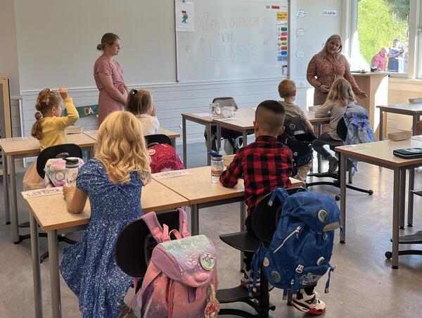 Elever fra 1. trinn sitter ved pultene sine i klasserom Grua skole.