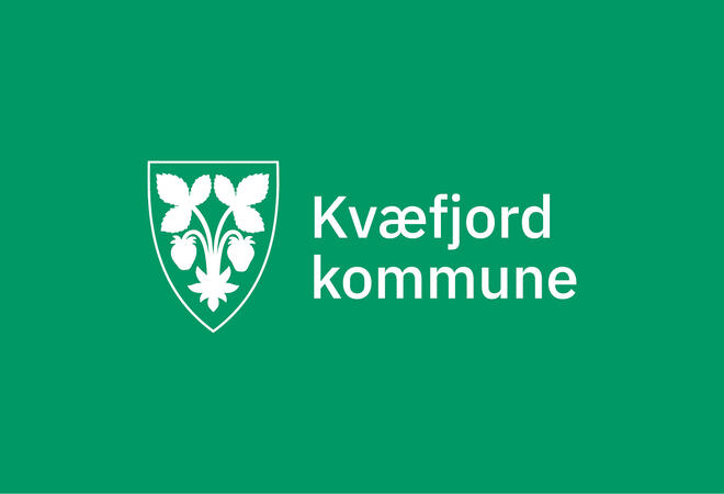 Grønn bakgrunn med hvit logo for Kvæfjord kommune