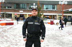Fredrik Wolf Moe, leder for nabolagspolitiet på Tøyen, stå på Tøyen torg i uniform