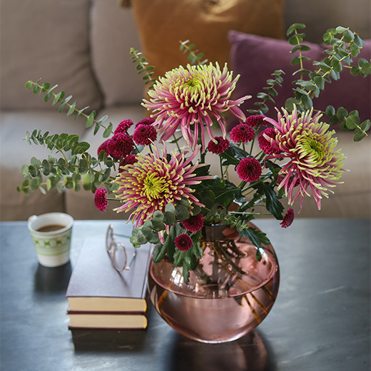 En flott bukett med tre ulike blomster-typer i vase
