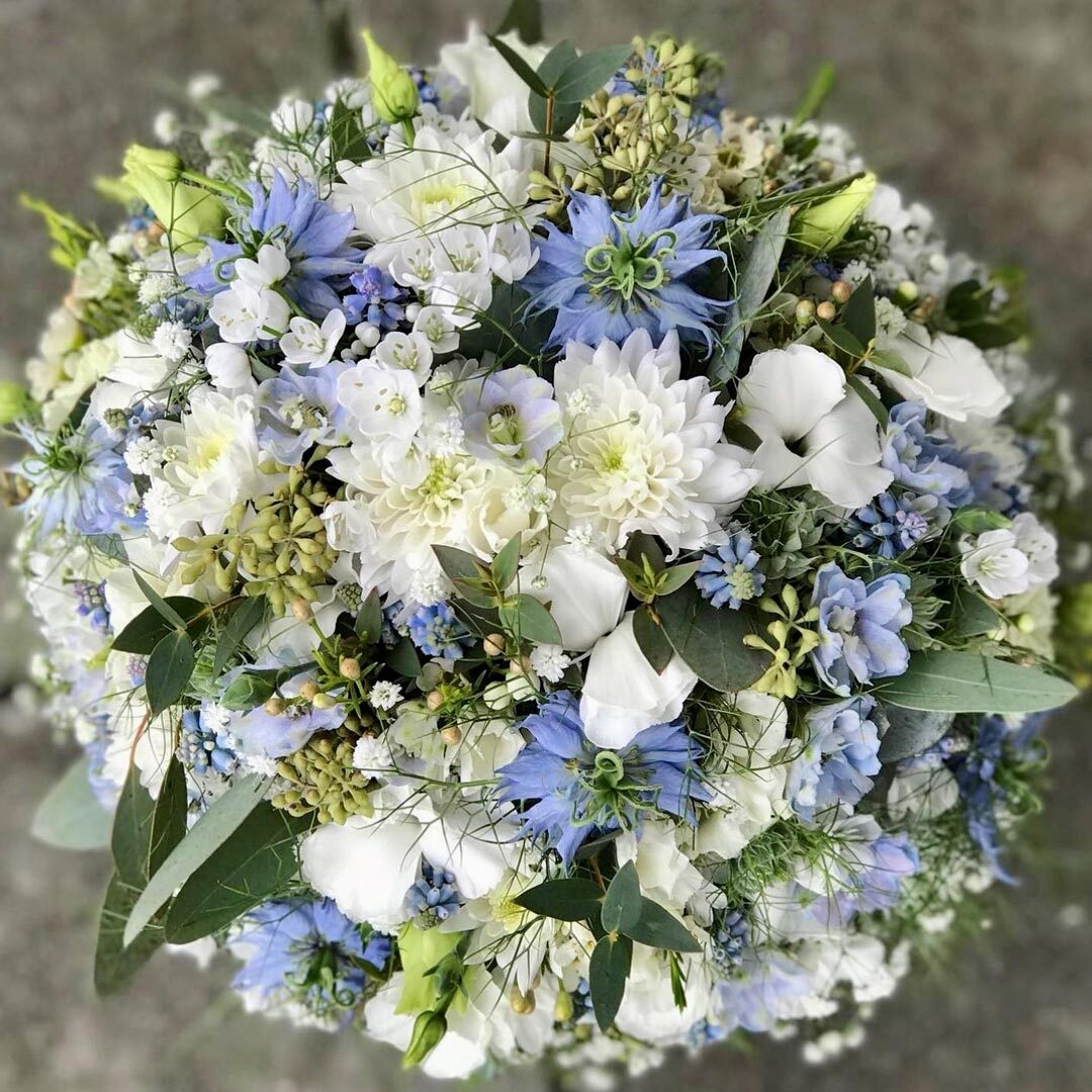 Rund brudebukett i fargene blå og hvit