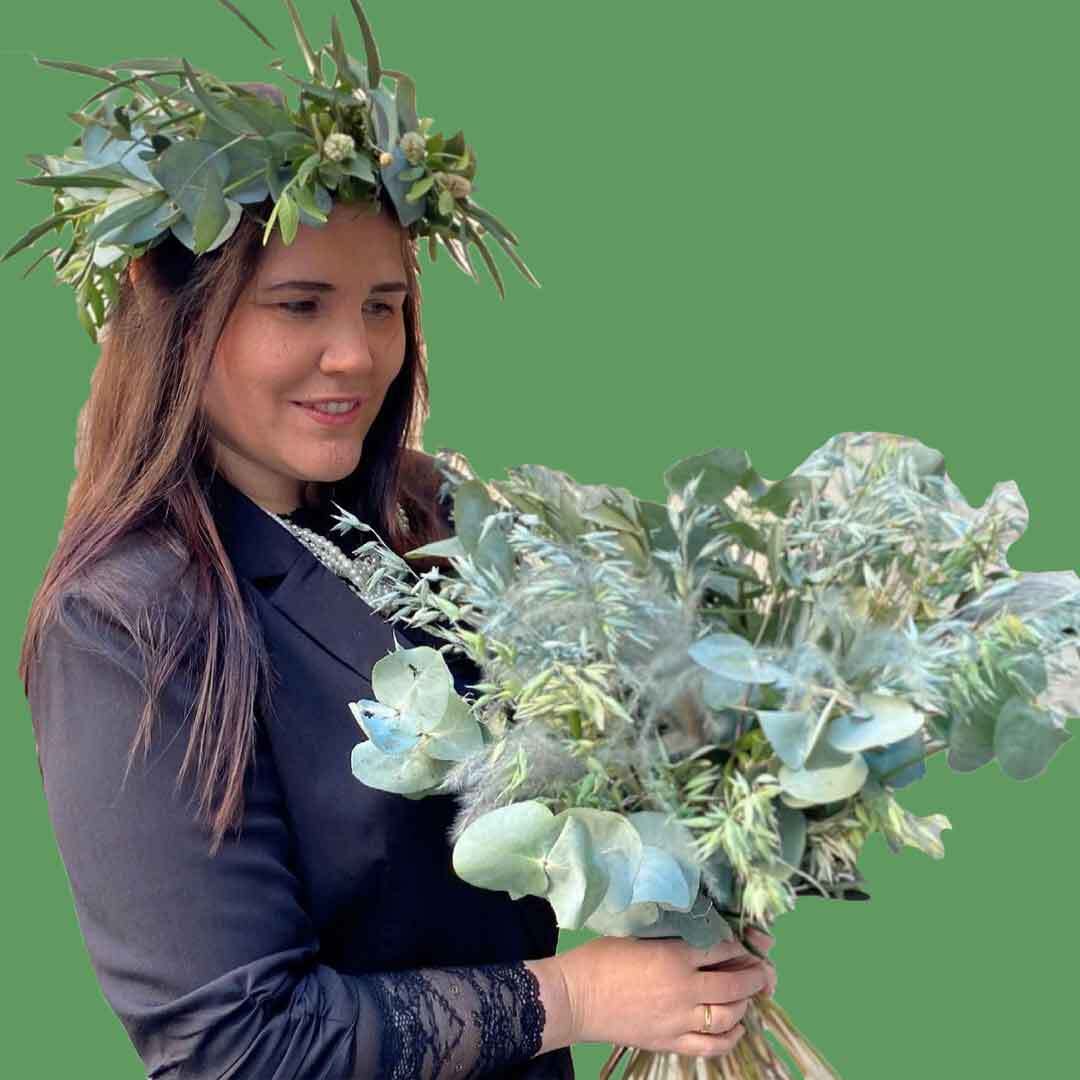 En av våre fantastiske kvinnelige ansatte som holder en bukett med grønne blomster