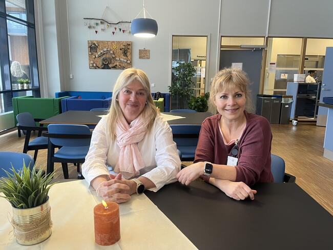 Anne Sjøgren og Marianne Sørlie ved et bord i kafeen på Lunner helse- og omsorgssenter