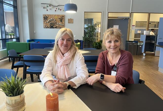 Anne Sjøgren og Marianne Sørlie ved et bord i kafeen på Lunner helse- og omsorgssenter