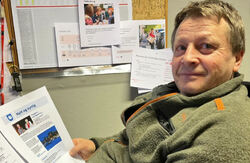 Alf-Olav Lyngstad sitter på et kontor og holder informasjon fra kommunen