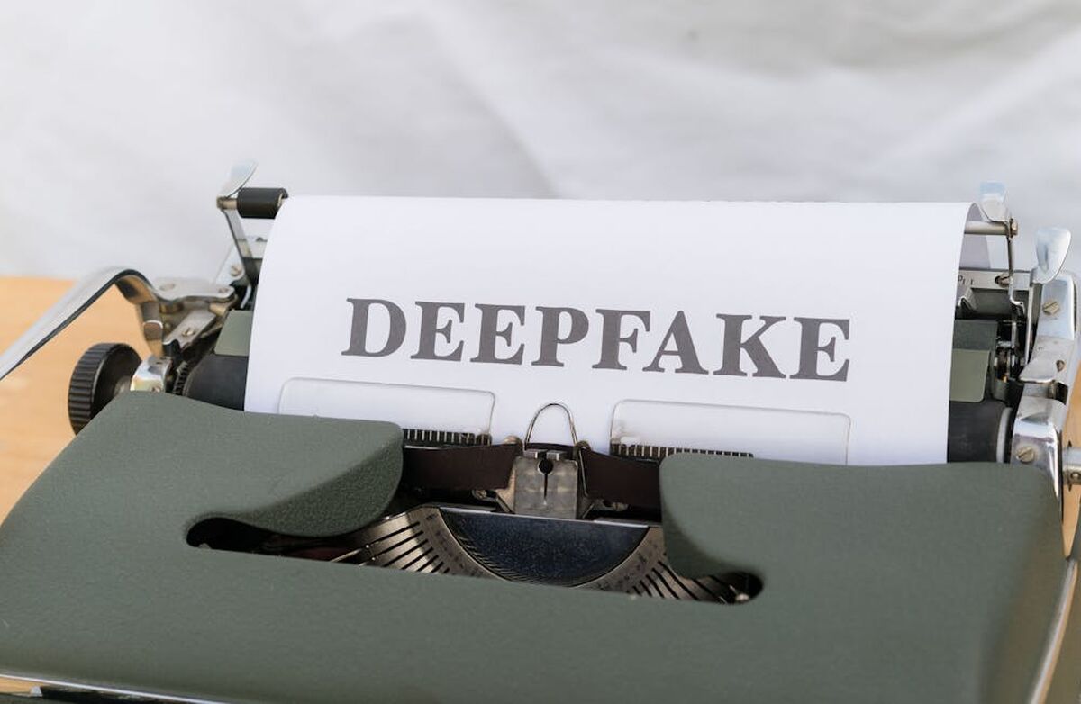 Teksten Deepfake på et hvitt ark i en gammeldags skrivemaskin