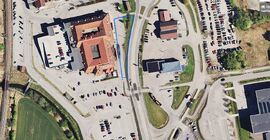 Luftfoto som viser Granstunet kjøpesenter i Gran og parkeringsplassen rundt.