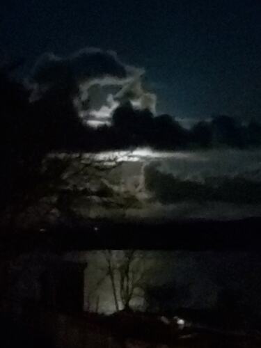 Mystisk måne. (Foto: Per Tore Holgersen)