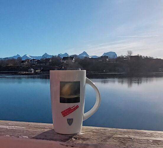Morgenkaffe på Herøy Brygge. (Foto: Erlend Peder Valberg)