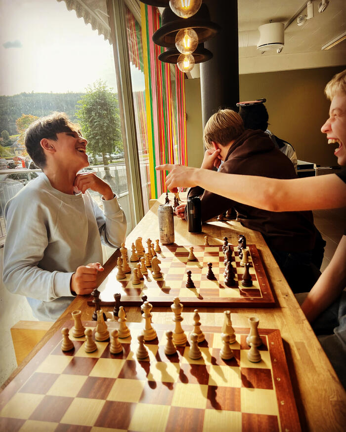 Gutter som spiller sjakk i Ungdommens Hus