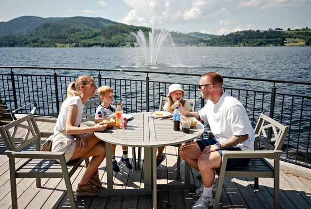 Familie som spiser i Mjøsparken