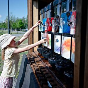 Jente som fyller slushbeger