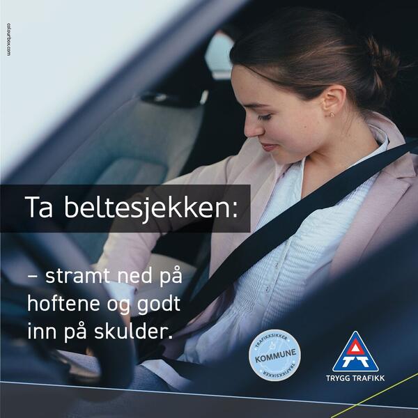Dame tar på og sjekker bilbelte.