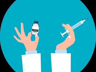 Illustrasjon som viser to hender som holder henholdsvis en sprøyte og et vaksineglass mot blå bakgrunn.
