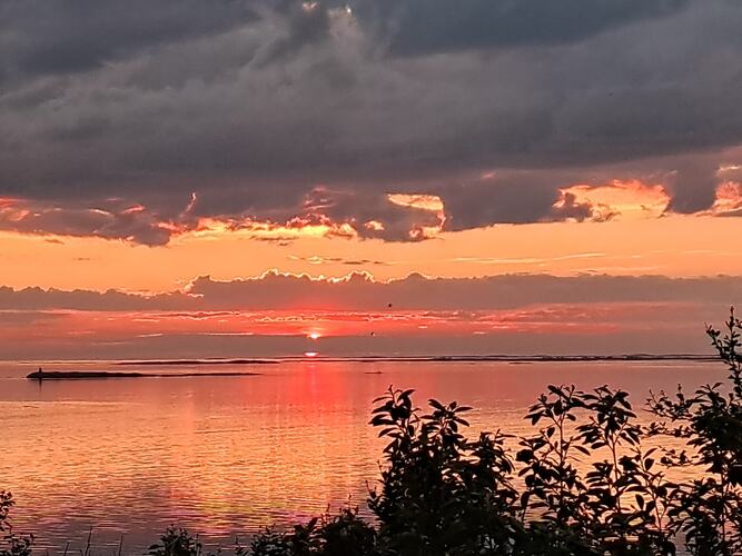 Solnedgang fra Smevika. (Foto: Kristin Grande)