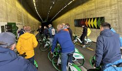 Deltakerne på Kommunevegdagene ble tatt med til Europas lengste sykkeltunnel, som strekker seg fra Fyllingsdalen til Minde. Foto: Julie Tollesfen (NKF)