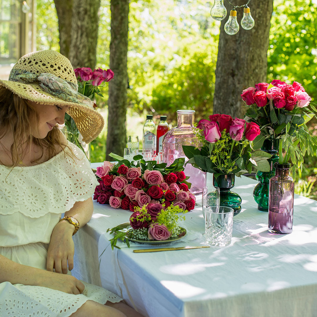 Flott pyntet sommerbord med et vell av blomster