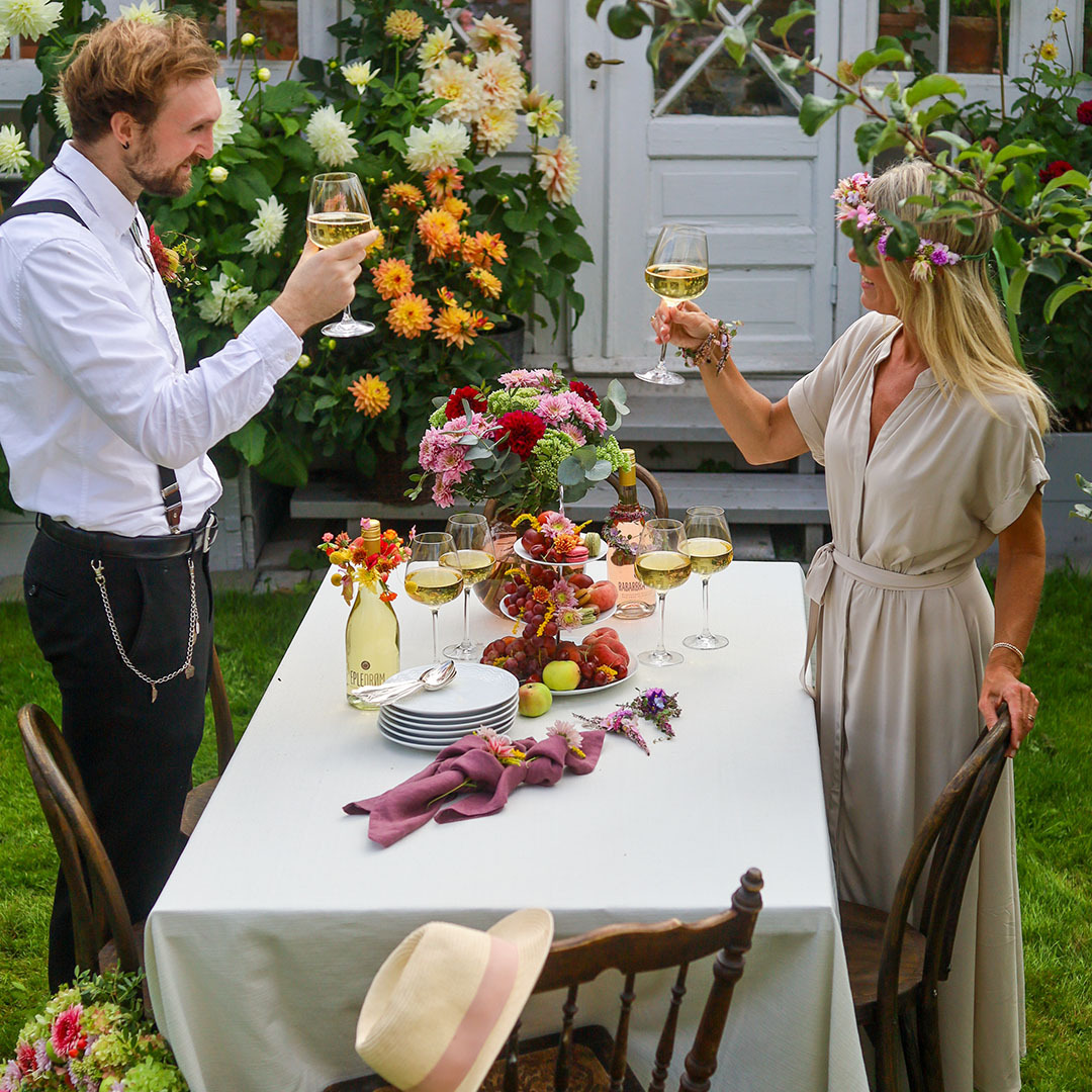 Flott pyntet sankthansbord med et vell av blomster