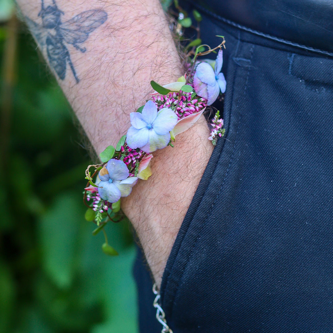 Armbånd laget av blomster