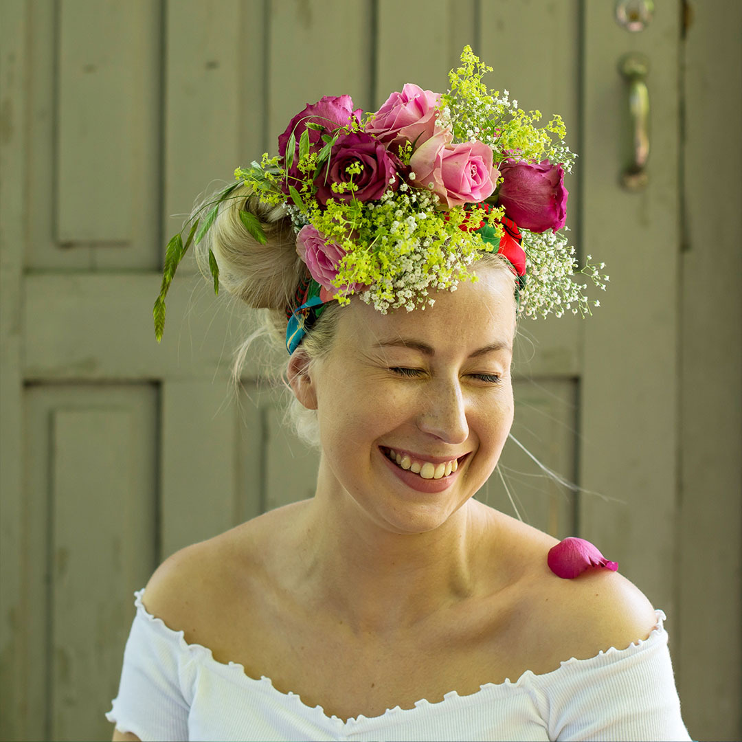 Håroppsats laget av blomster