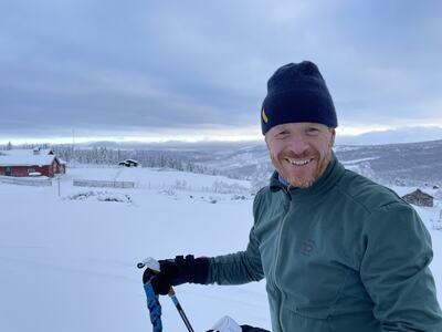 Bildet viser Bernhard Sæthereng i skiutstyr omkranser av snødekt natur