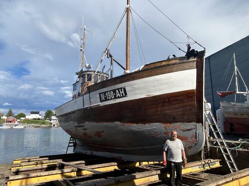 John Kåre Olsen i Alstahaug kystlag med skøyta Dønning på slip hos Larsen Motorservice.