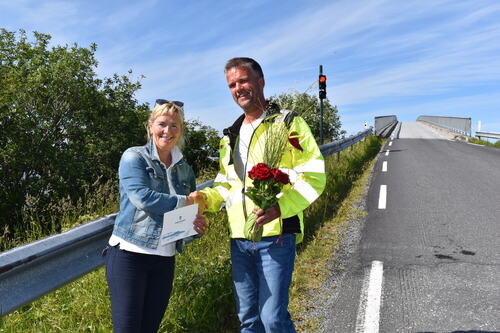 Blomsteroverrekkelse for trafikklys på Øksningsbrua