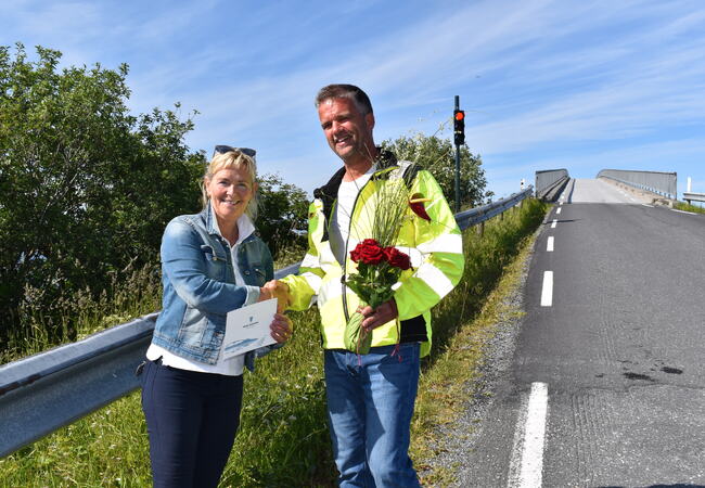 Blomsteroverrekkelse for trafikklys på Øksningsbrua