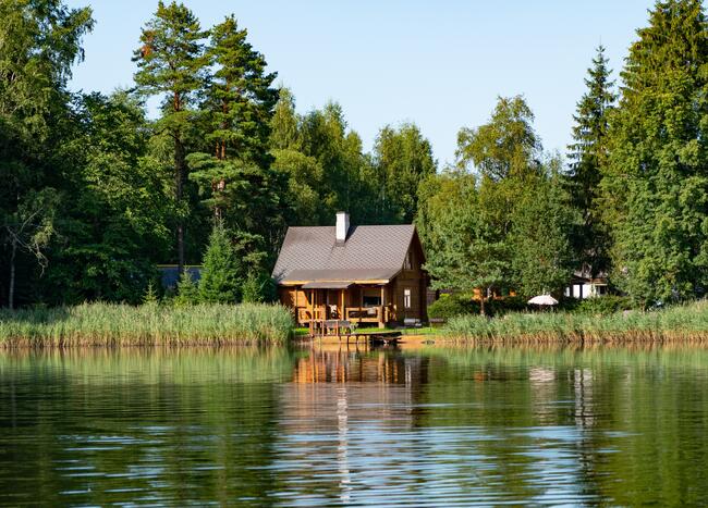 Illustrasjonsbilde Hytte ved vann