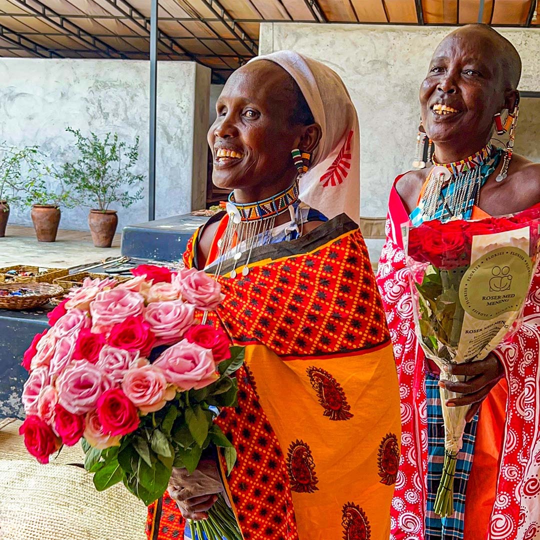 Glade Masai-kvinner med Floriss-blomster