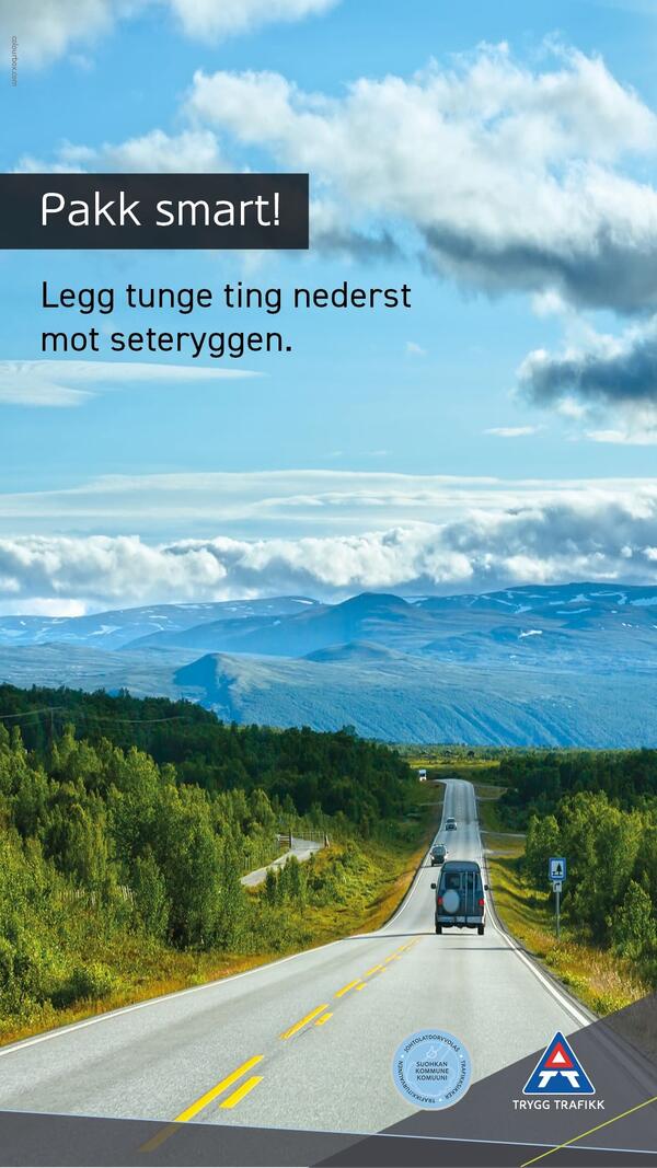 Fjell i bakgrunnen og biler langs landeveien, tekst pakk smart!