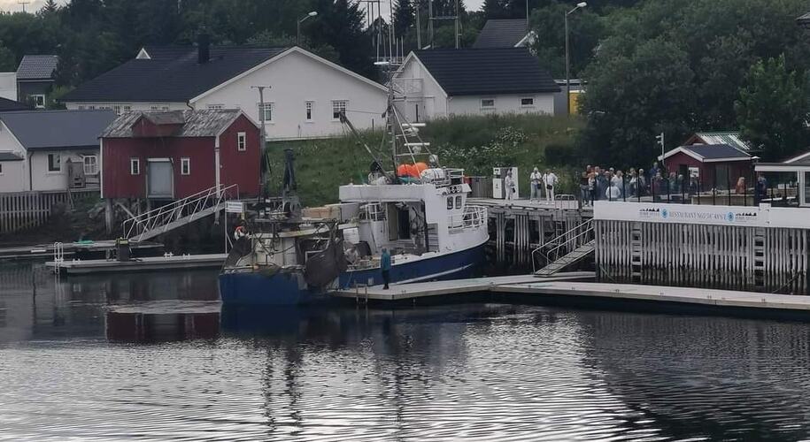 Rekebåten kommer til Herøy. (Foto: Rita Mathisen)