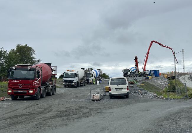 Full fart med støping av dekke på ny bru over Herøysundet