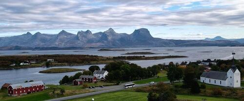 Herøy bygdesamling og Herøy kirke ligger vakkert til i naturskjønne omgivelser.