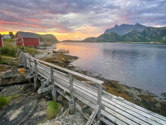 Sola går ned over Sør-Staulen. (Foto: Janne Kværne)